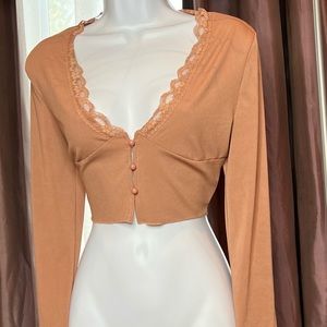 Long sleeve crop top with buttons and lace